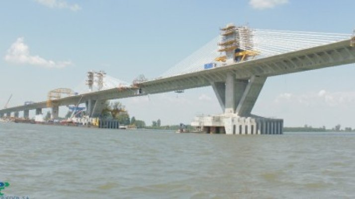 A apărut o groapă imensă în podul peste Dunăre, care leagă România de Bulgaria